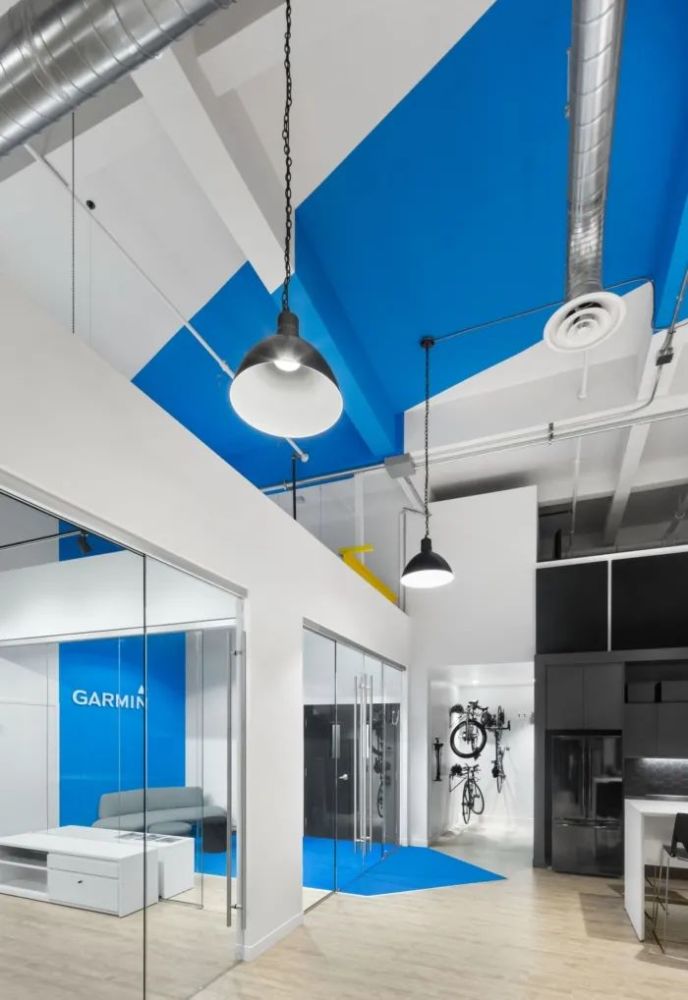 大面积通透性办公室设计,简约元素突出品牌