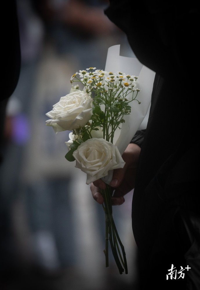 长沙市民手捧鲜花悼念袁隆平:"这才是我们应该追逐的偶像"