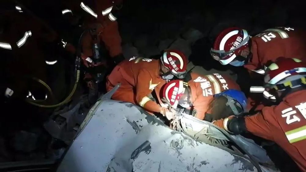 大理漾濞地震被落石击中的货车夫妻去年刚花70万换了新车