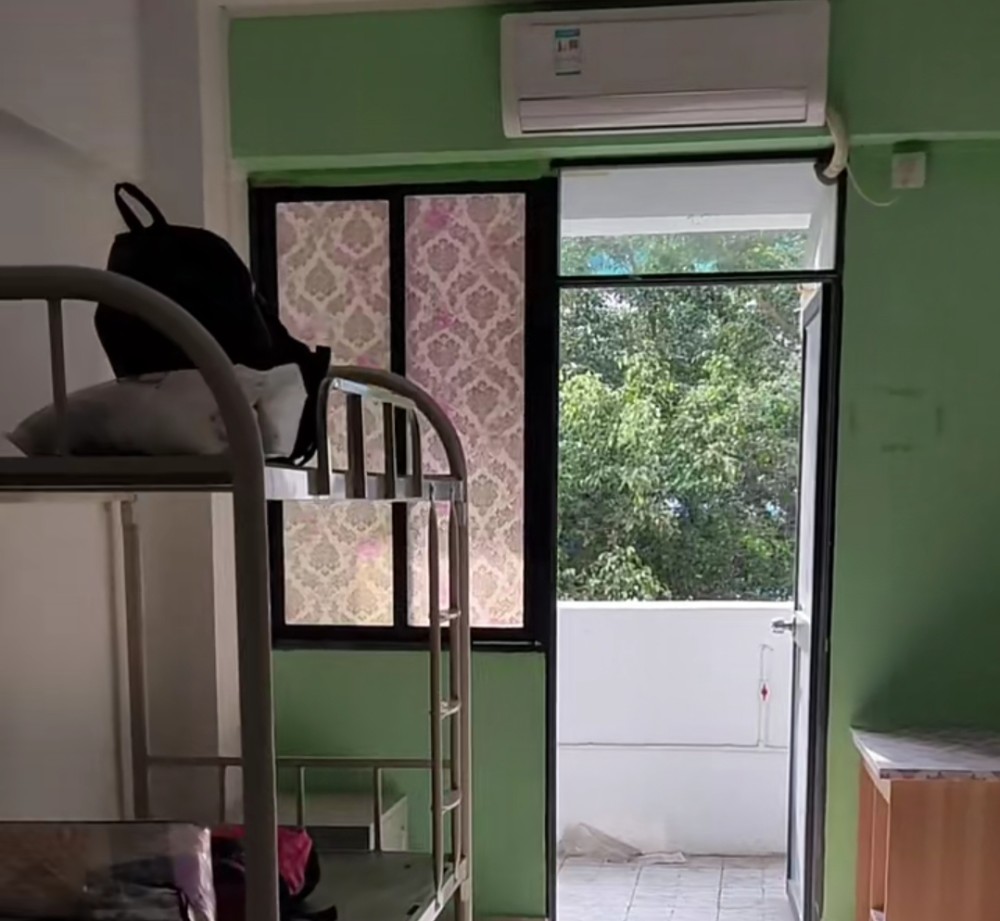 工厂打工者:我不想住集体宿舍,空调都不让开