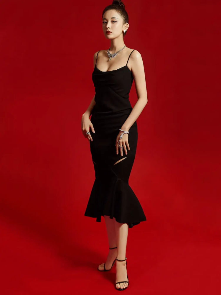 被古力娜扎迷倒了,穿黑色鱼尾裙秀"花瓶"身材,高级又时尚