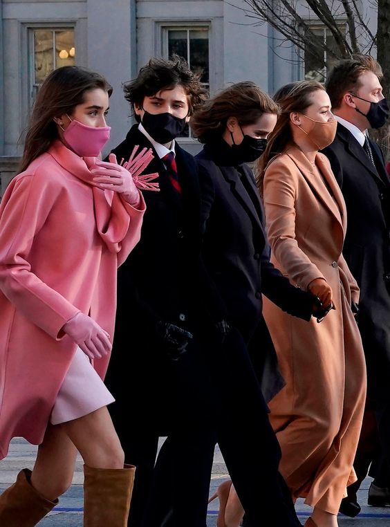 娜塔莉和小亨特都是拜登已故长子博·拜登的孩子,而他们自从祖父成为