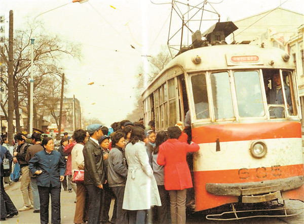 上世纪八十年代,市民乘有轨电车出行.(本报资料片)