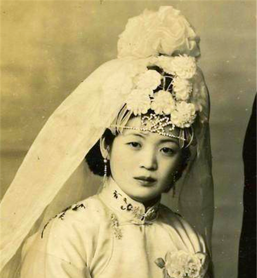 他明知新娘被调包也不退婚,而是继续娶2小妾,让其独守空房数年