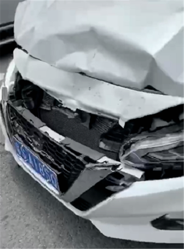 "公路坦克"唐dm再次显威!车尾被撞后,尾部轻微受损,而对方就不一样了