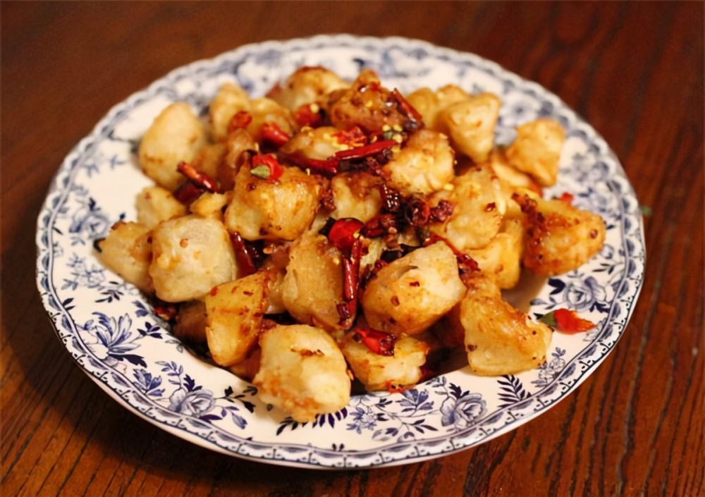 再倒入栗子,生抽,葱,姜,八角,干辣椒,桂皮,香叶,一起翻炒几下.