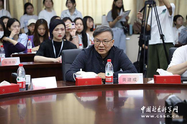 黄建成在会上发言 主办方供图中央美术学院(中法)艺术与设计管理学院