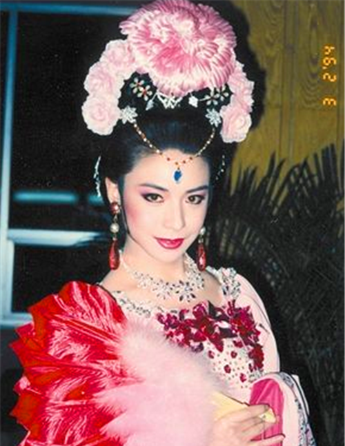 河北老人男扮女装30年,终日浓妆艳抹,遭妻女断绝关系,如今怎样