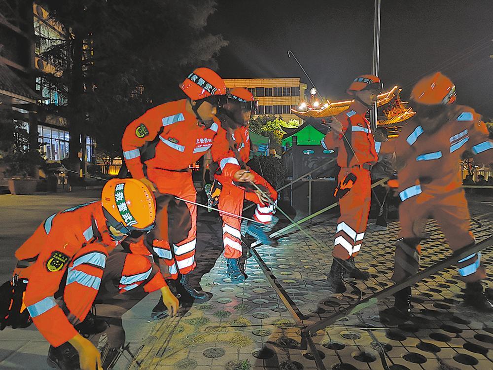 武警部队紧急投入云南大理,青海果洛地震抢险救援