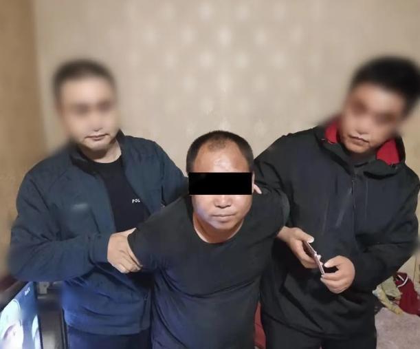 "苍天有眼啊!"当兰州这个黑社会组织覆灭后,他在街上跪地哭喊
