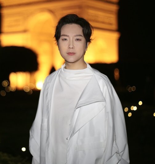 反串歌手李玉刚秀书法,略带禅意,个性鲜明,网友:还是歌唱得好