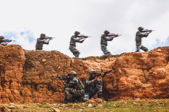 直击演训场南部战区部队开展实战化训练