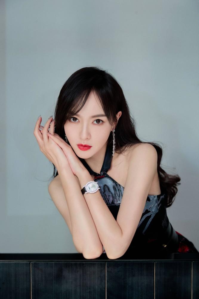 唐嫣又出生图了,一袭白色挂脖连衣裙高端气质,和精修图差别不大