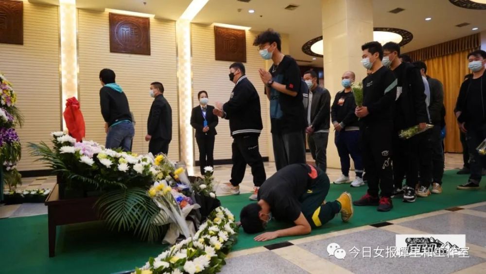 明阳山殡仪馆感人瞬间现场直击市民悼念袁隆平院士