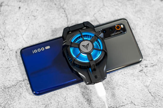 飞智蜂翼2pro手机散热器在炎炎夏日为手机降温让游戏不再卡顿