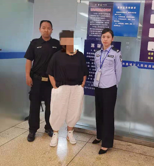 经验丰富的民警岔开话题,一边交谈一边带领女子进行面部识别,将该女子