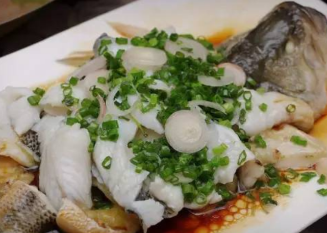 居家分享凉拌鲈鱼的好吃做法酸辣嫩滑营养美味家人都爱吃