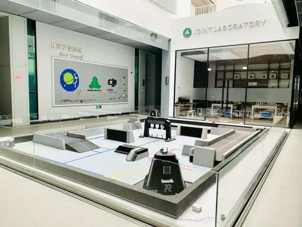 我看到学校竟然有非常酷炫的机甲大师实验室,就很心动,但又怕只有参加