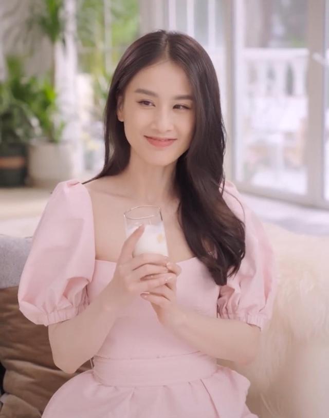 黄圣依奔四依旧是"一枝花",穿粉色连衣裙露锁骨,笑容迷死人_腾讯新闻