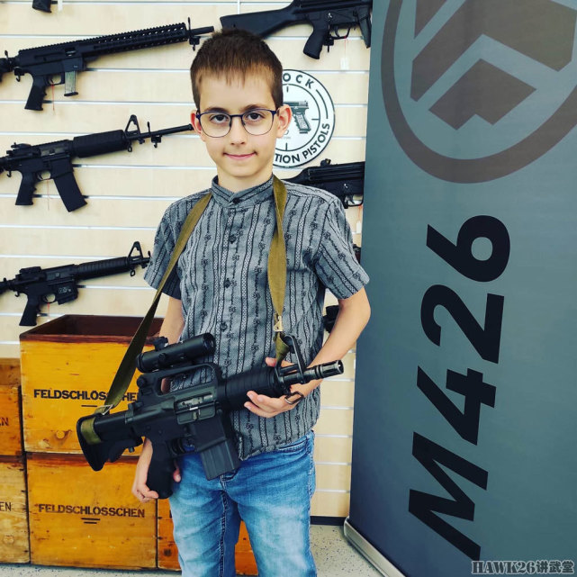 瑞士小男孩的新礼物 复刻n23柯尔特步枪"别人家孩子"总能赢?