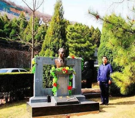 11年前罗京去世,妻子如今已改嫁,他的墓地却一直有个"怪相"