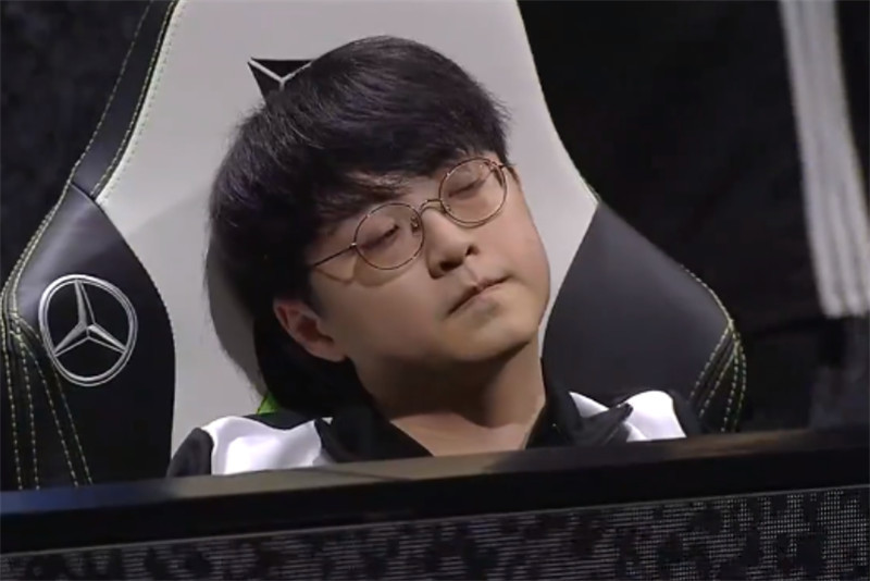 赛后lck媒体采访了dk中单选手showmaker,采访中许秀