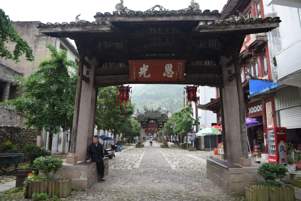 村是章氏聚居地,是浙江省列为历史文化保护区,该村的章纶故居分尚书第