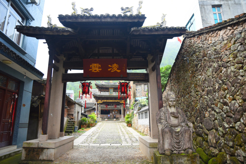 村是章氏聚居地,是浙江省列为历史文化保护区,该村的章纶故居分尚书第