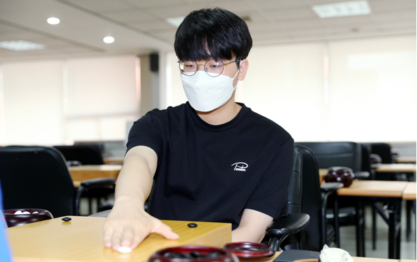 研究生累积分数第一的李义贤也离入段不远,曾有在lg杯韩国选拔赛上