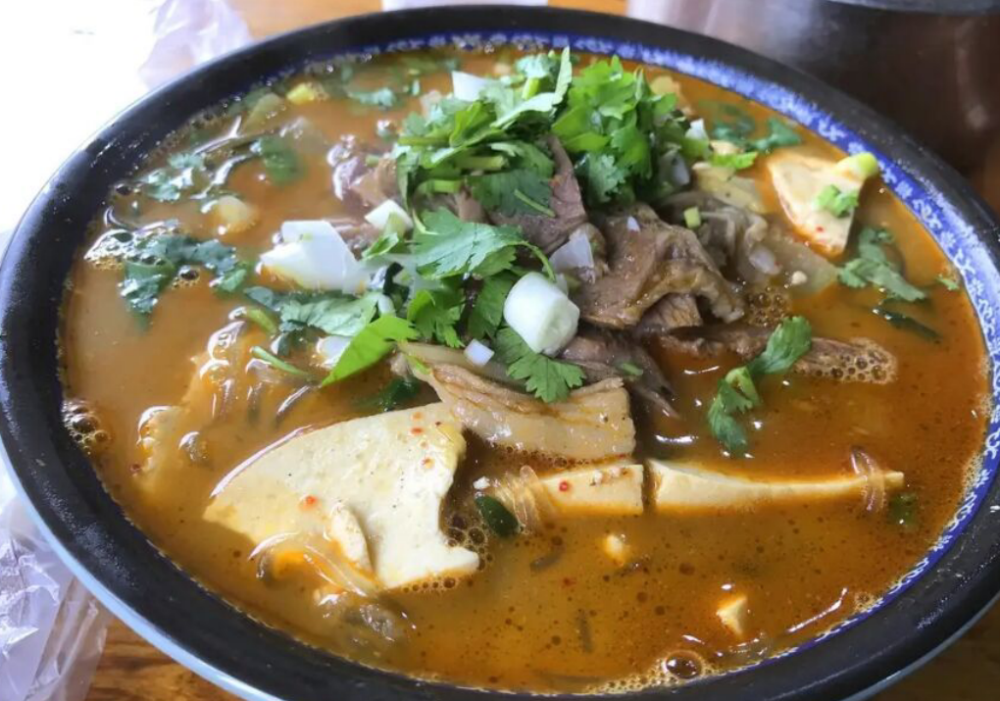 当地的羊肉烩豆腐之所以好吃,并不是因为当地厨师的厨艺多么高明,好吃