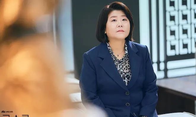 《他人即地狱》的 李姃垠,饰演上课风趣幽默的民法教授.