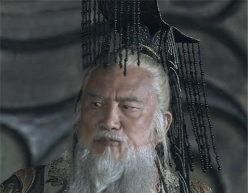 王衍带着手下们骑着快马来抓石勒,结果石勒刚好离开,于是逃过一劫.