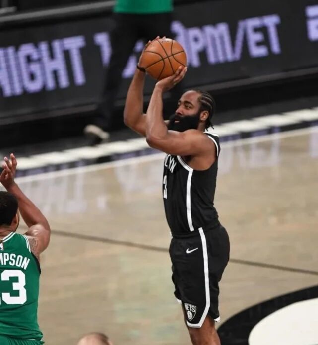 当篮网队员布朗捡到一个漏板准备进攻时,威廉姆斯还在空中,落地后第二