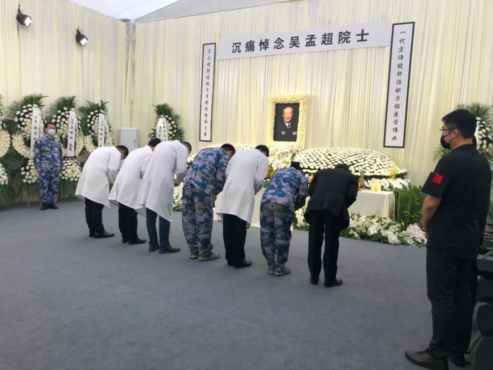 吴孟超院士追思会今日举行,市民自发前来,有学生眼泛泪光!