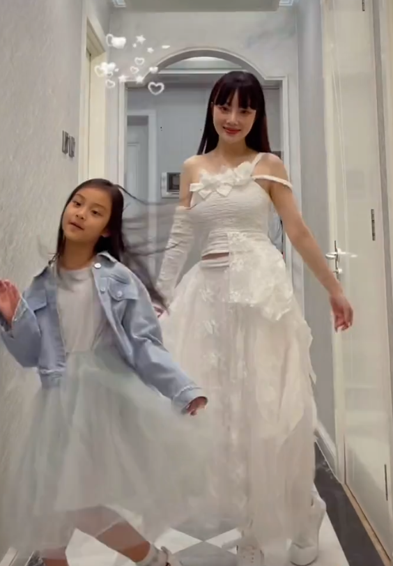 李小璐和闺蜜喝下午茶,穿白色露腹装显超细腰围,笑容甜美状态佳