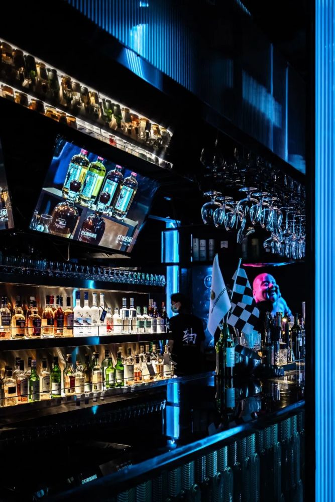 四个保时捷车友在太古仓开了家威士忌吧连酒单都是汽配主题