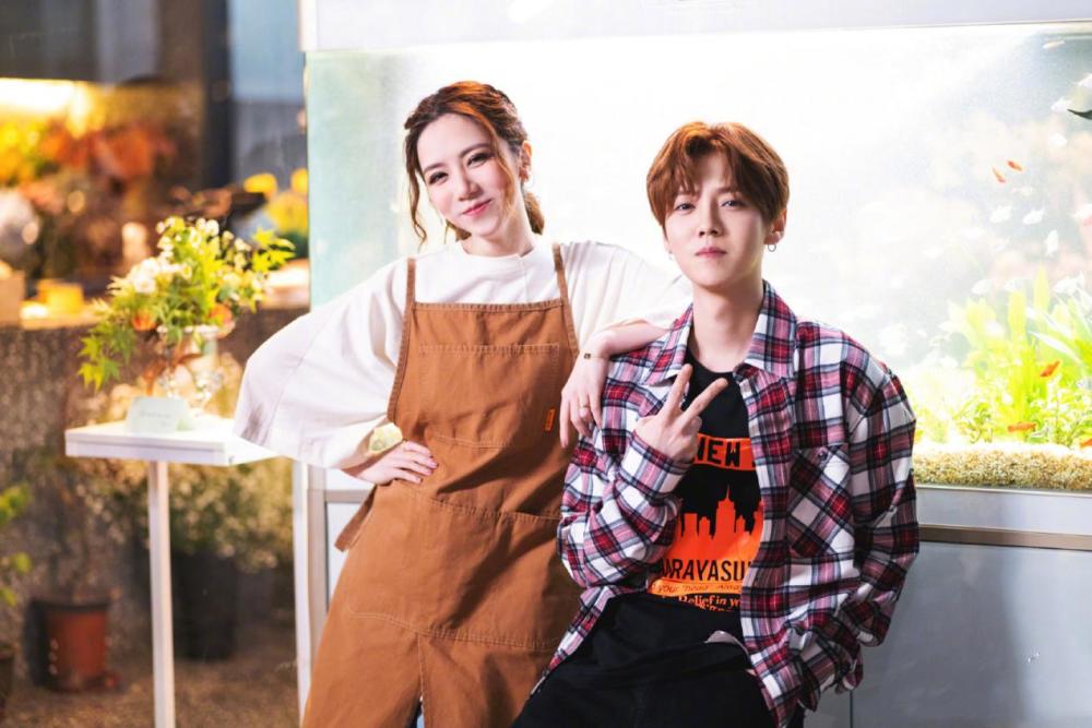 邓紫棋首次携鹿晗拍mv穿背带围裙扎羊毛卷似情侣妈妈隔空点赞