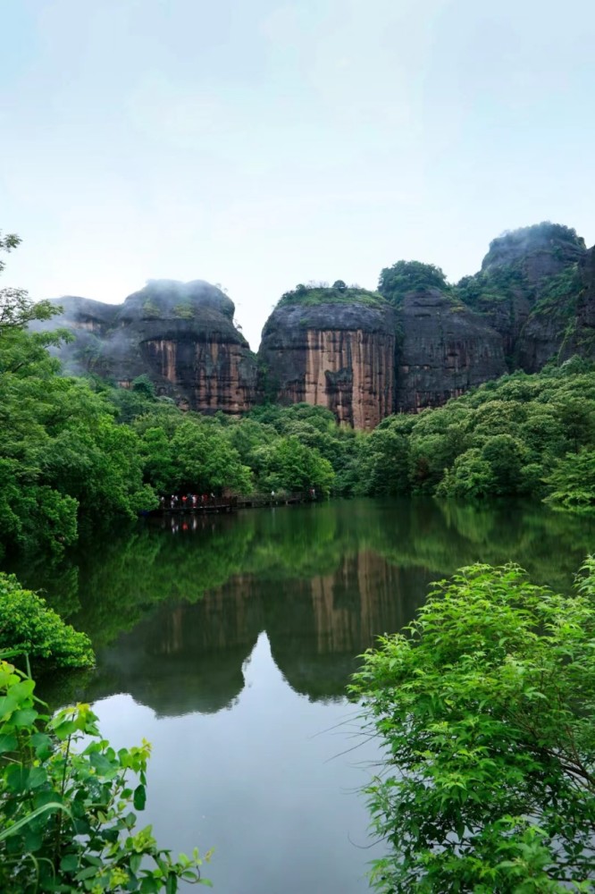 龙虎山位于江西东部的鹰潭市,奇石林立