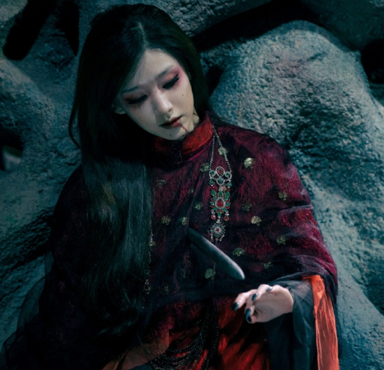 《司藤》中的沈银灯,换了个造型给赵露思当女配