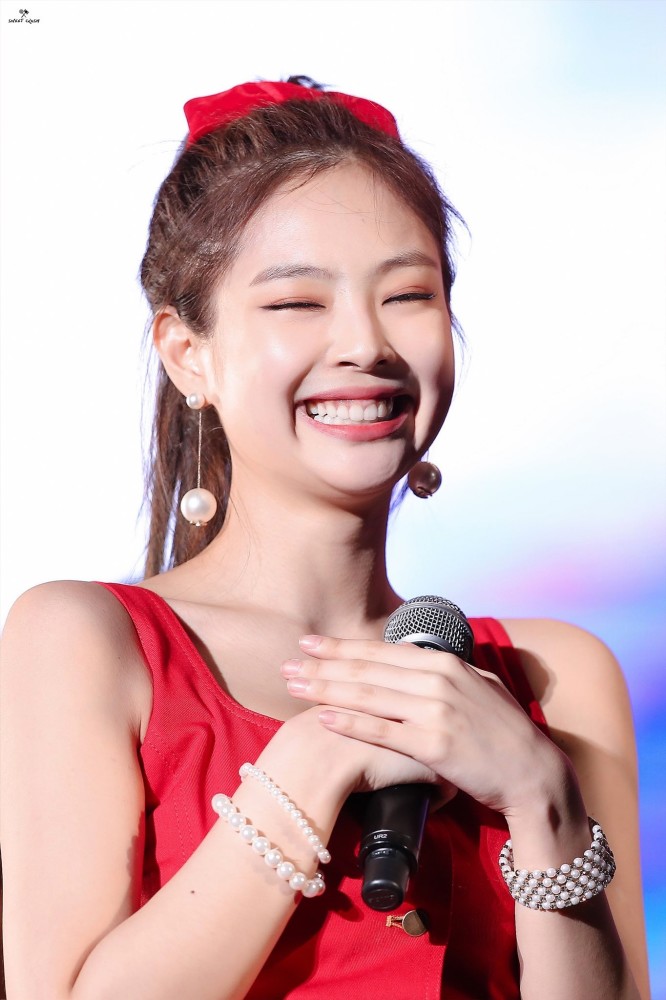分享一组带珍珠耳环的红衣少女金智妮jennie