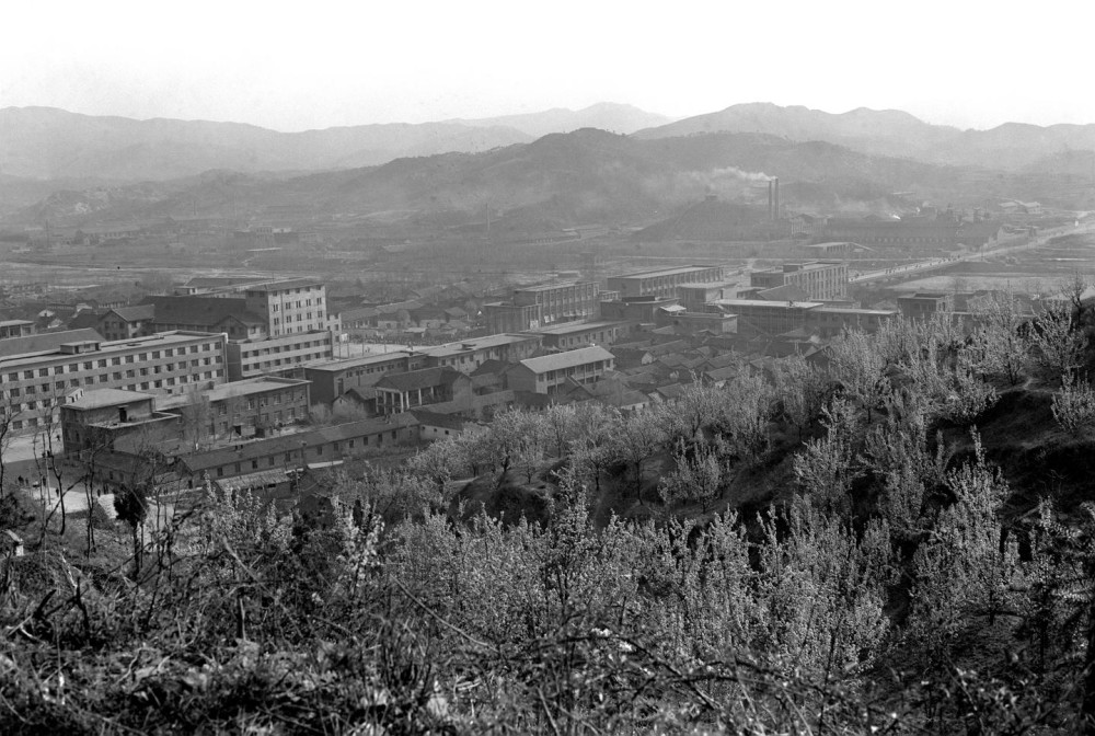 这是1979年拍摄的新县县城(资料照片).
