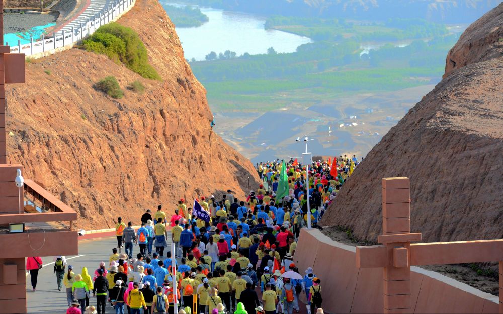 2018年,首届黄河石林百公里越野赛开赛.资料图/ic photo