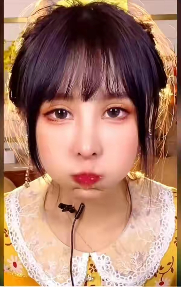 首先是整容,猫妹妹从开始直播至今,长相变化很大,人