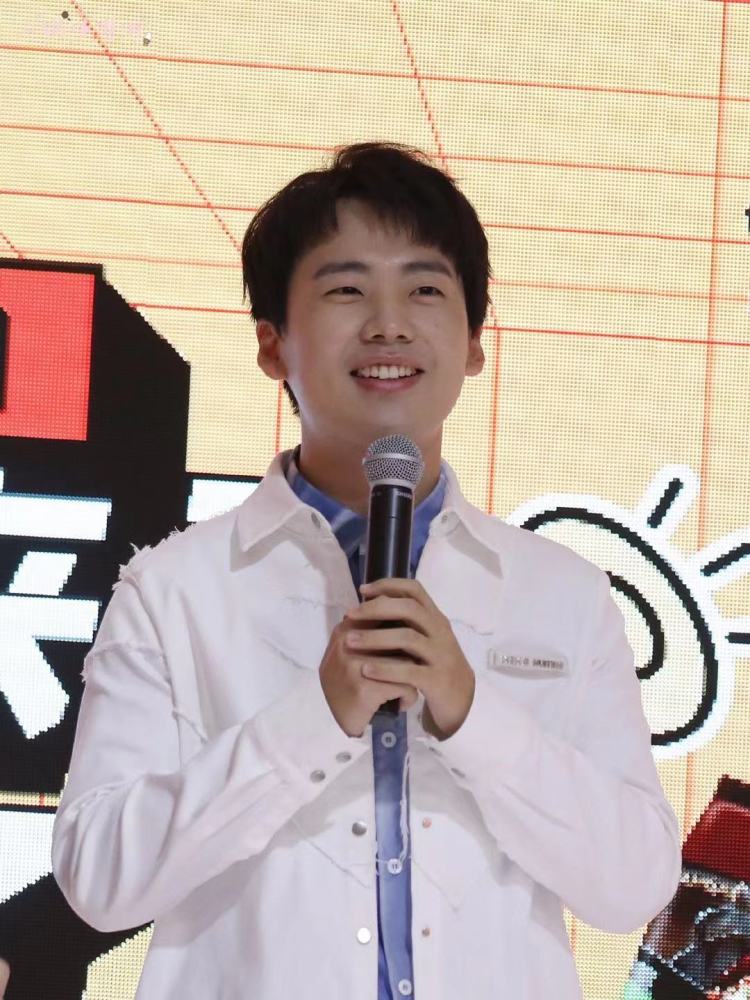 德云社太子爷郭麒麟素颜坐高铁憔悴浮肿状态差婉拒路人合影要求