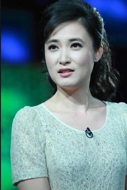 端庄秀丽的女主持桑晨:无心插柳进入央视,与搭档李红平分秋色