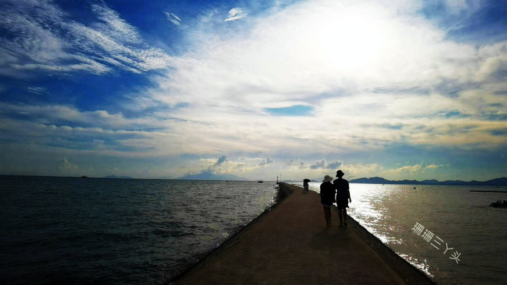 广东惠东的"双月湾",有个"小众"的"情人堤",许多游客不知_腾讯新闻