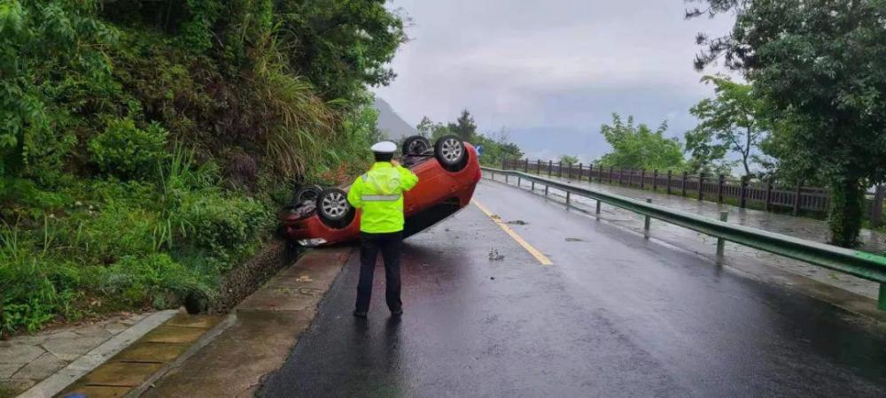天台一老司机翻车,只因这个动作