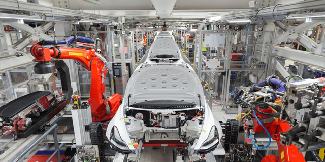 马斯克密访英国,特斯拉在欧洲会有新工厂?