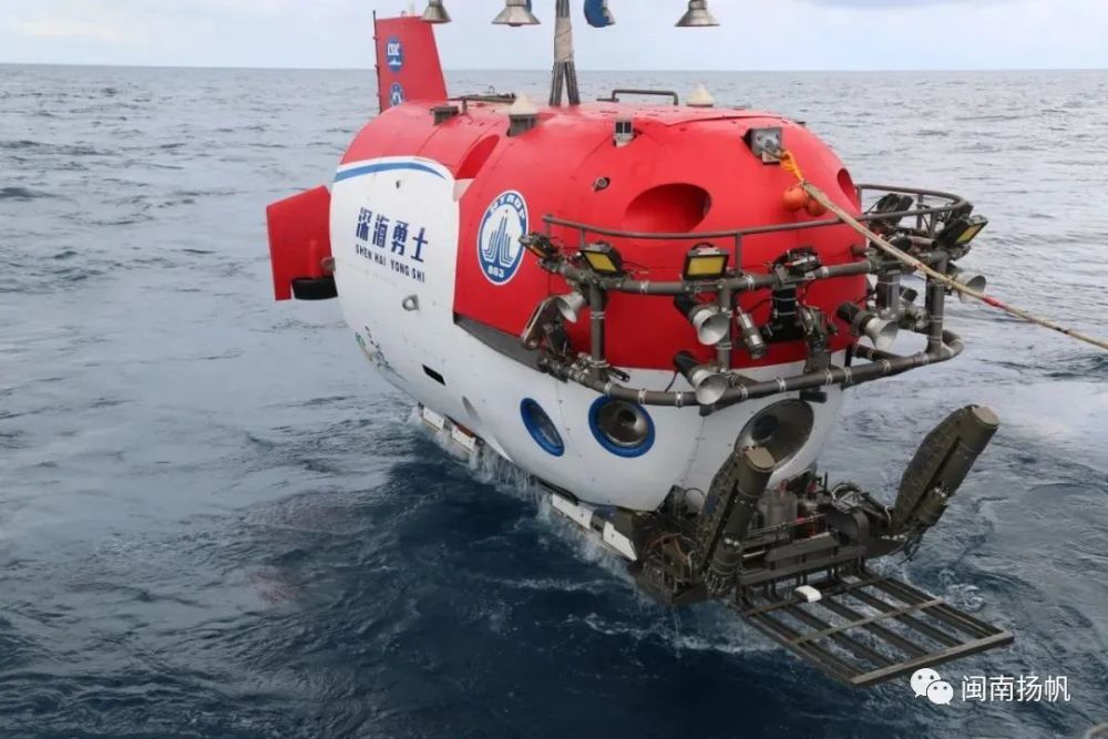 远海救助拖船南拖195船 以及 "探索二号"科考船 组成的中国舰