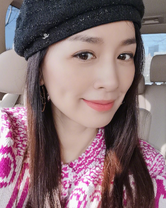 张庭直播过程中大哭坦言自己各方面不容易难以得到别人理解